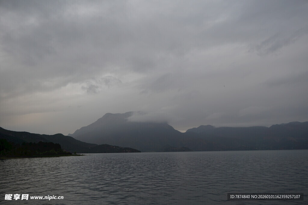 阴云下的山水景致