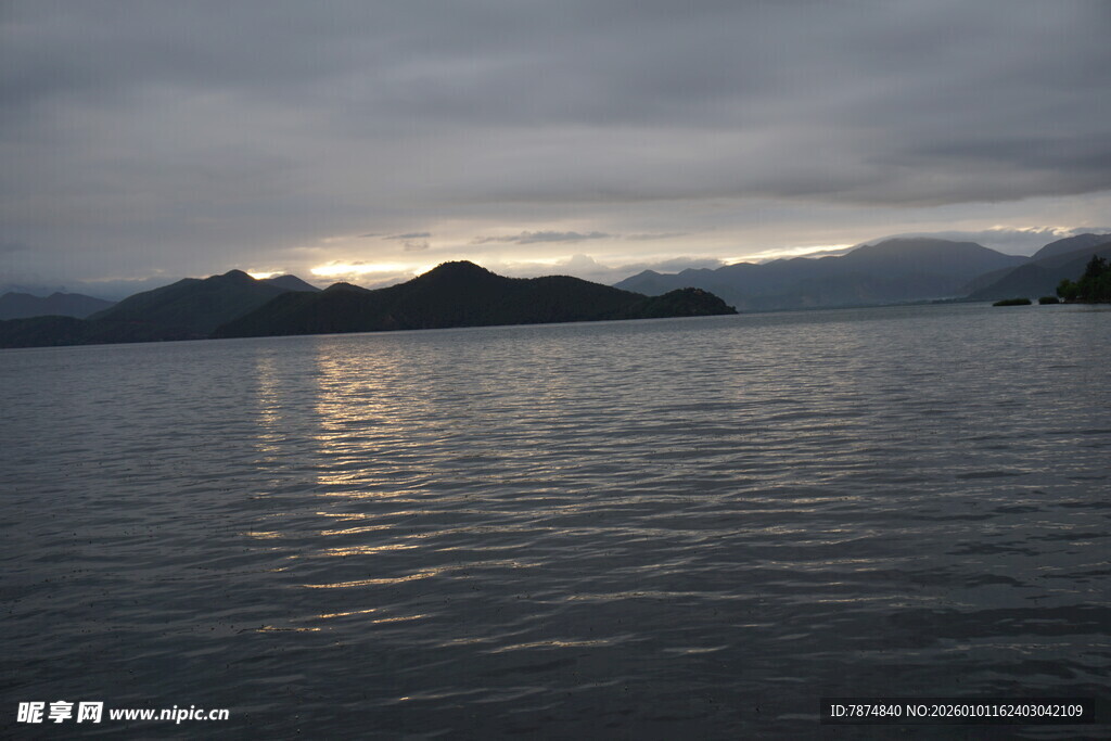 黄昏下宁静的湖面与远山