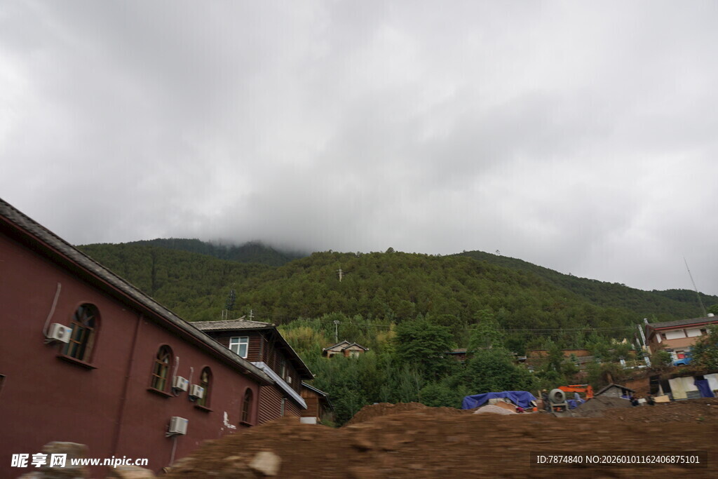 山间红屋 云雾缭绕景致