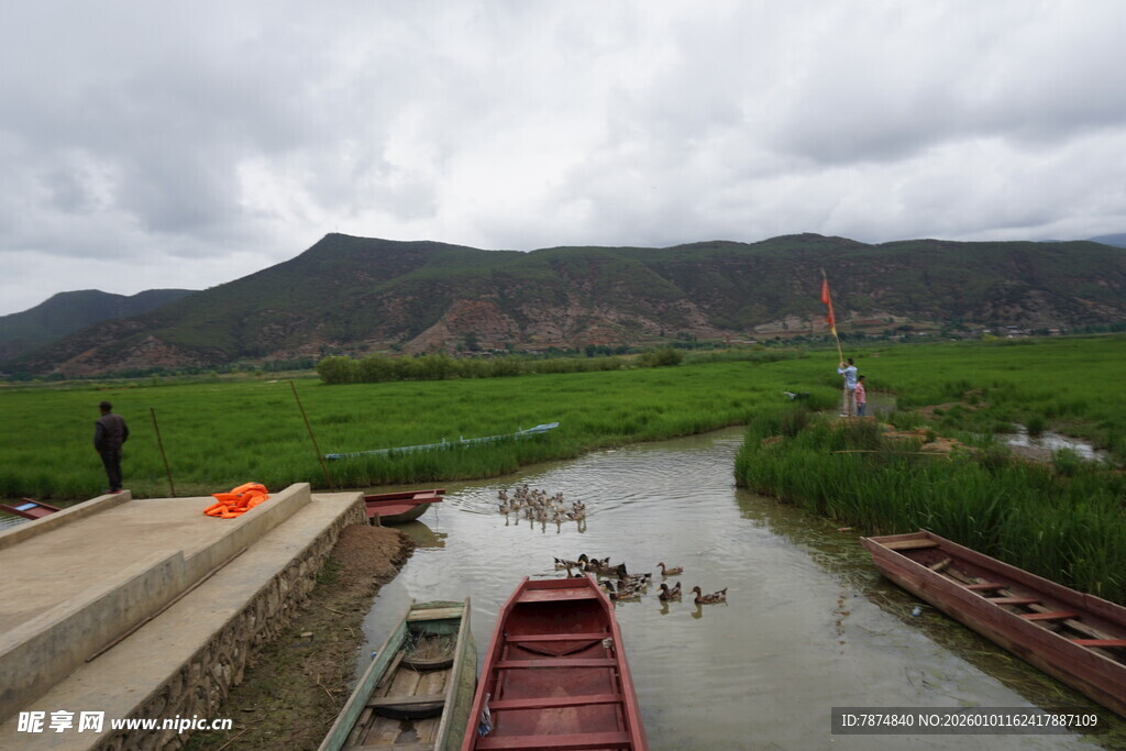 河畔风景 船只静泊于岸