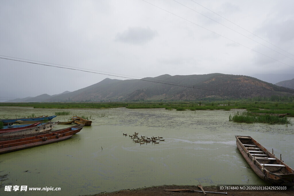 水域中的船只与远处山峦