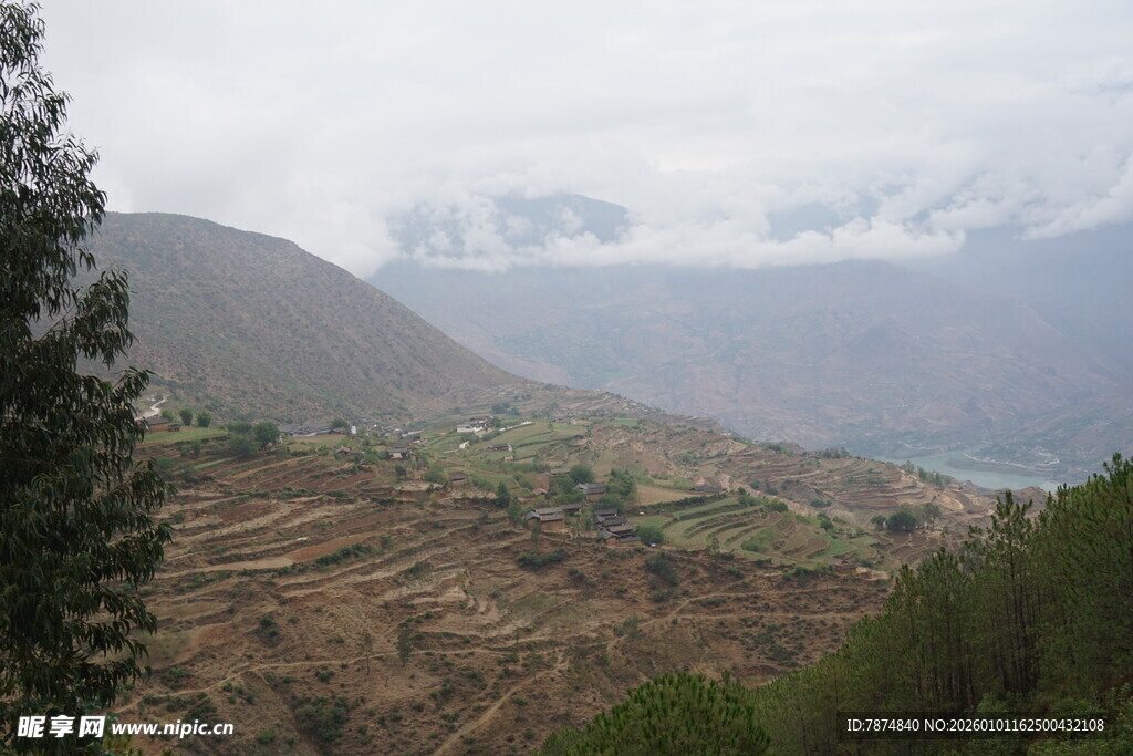 山间景色 云雾缭绕的山谷