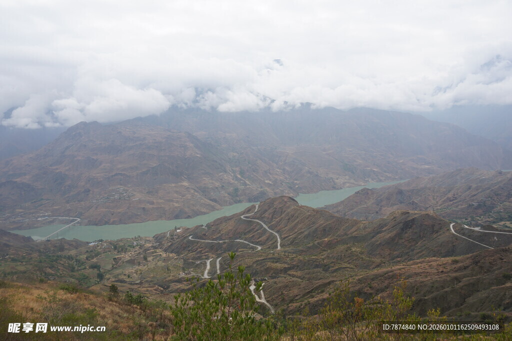 山间蜿蜒公路与碧绿河水