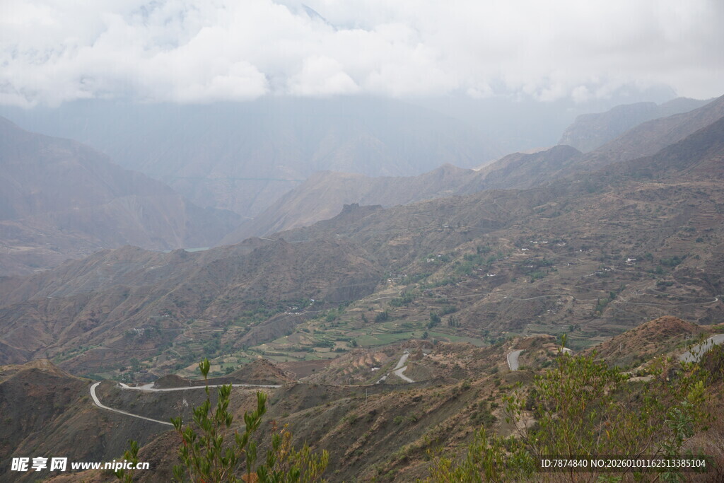 山间蜿蜒公路 云雾缭绕