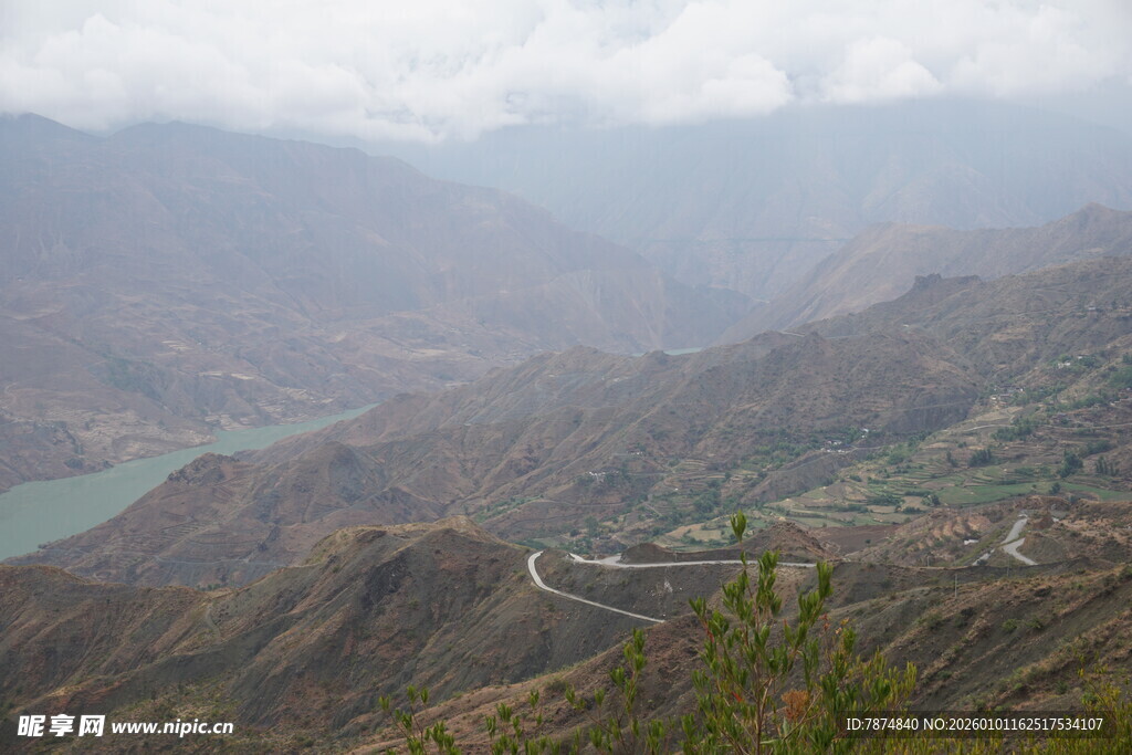 山间蜿蜒公路与壮丽景色
