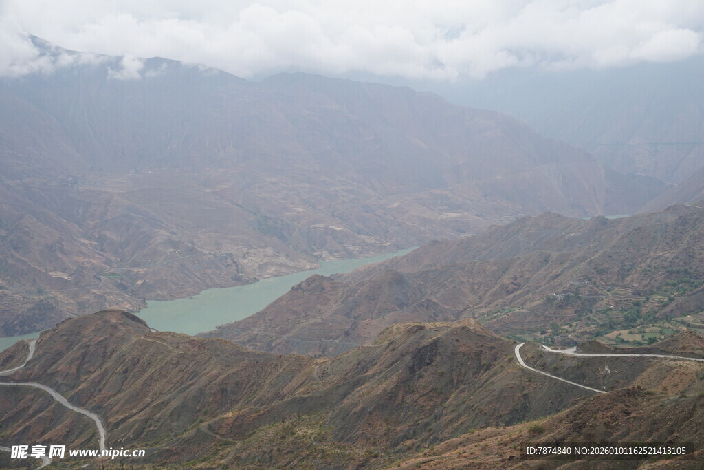 山间蜿蜒公路与碧绿湖泊