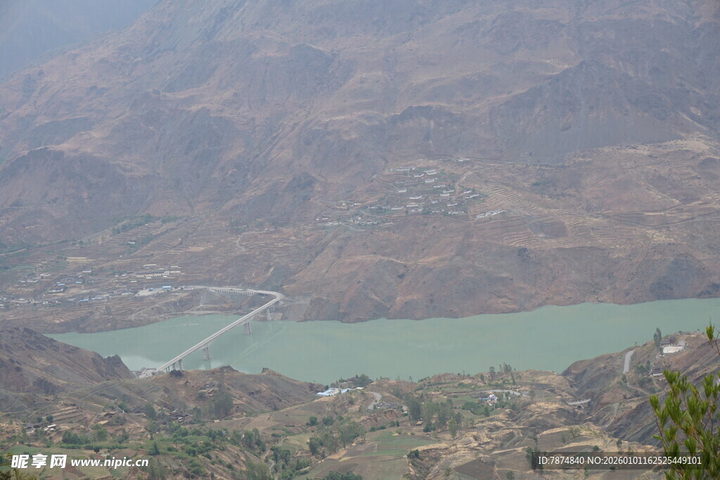 山间绿水美景如画