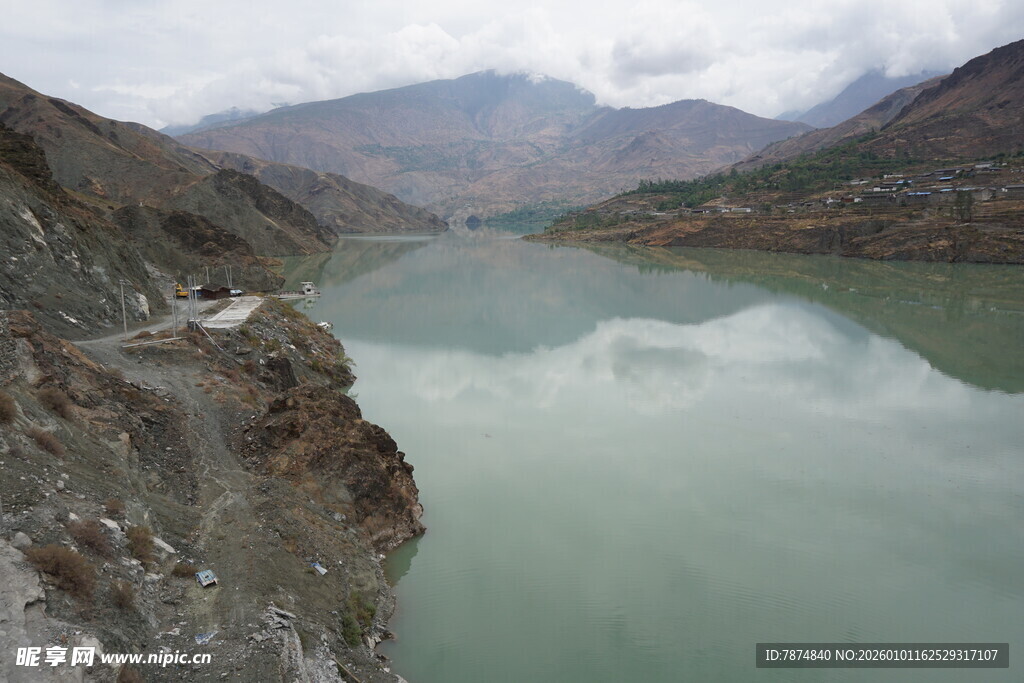 山间绿水蜿蜒公路美景