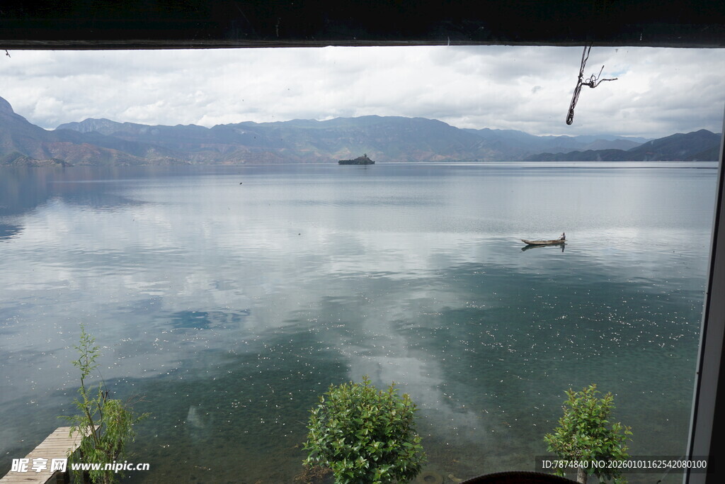 湖光山色间的静谧美景