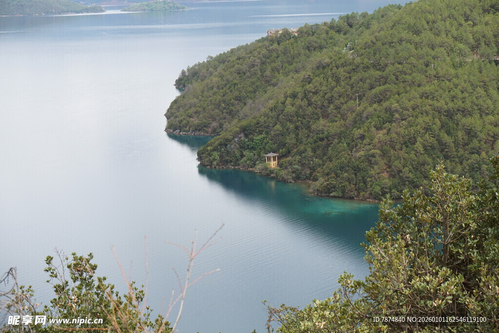 湖畔青山绿水美景