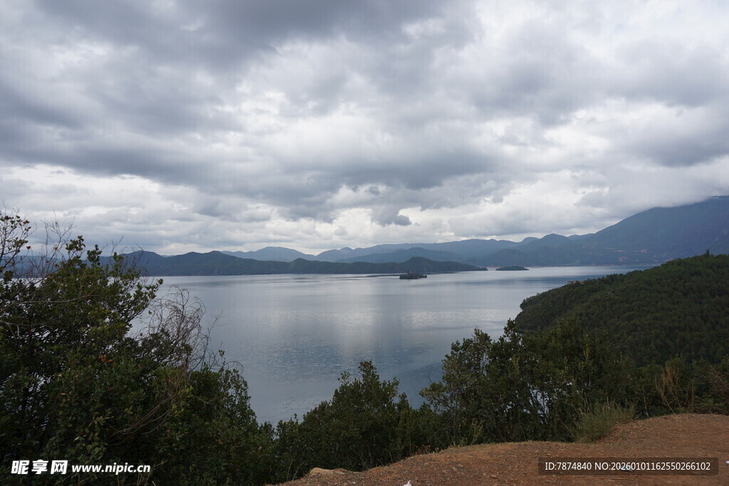 湖畔山景 云遮雾绕之美