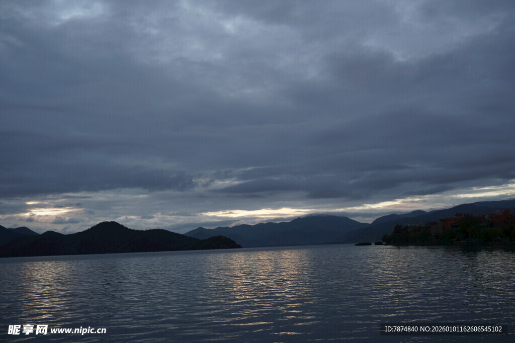 黄昏湖畔 阴云下的静谧景致