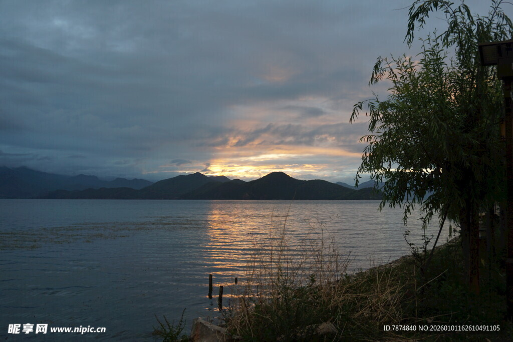 湖畔黄昏美景