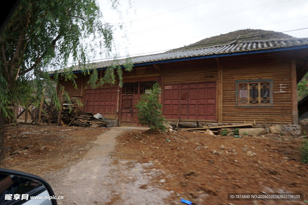 乡村古朴小屋 宁静自然景