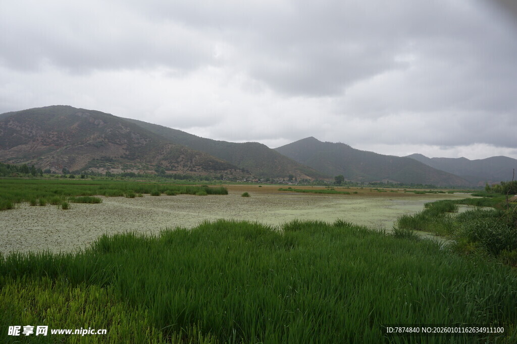 草原山峦间的自然景致