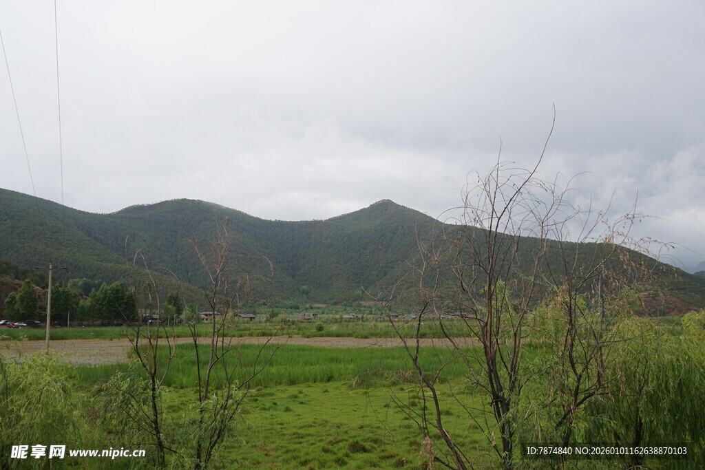 田野山峦间的自然景致