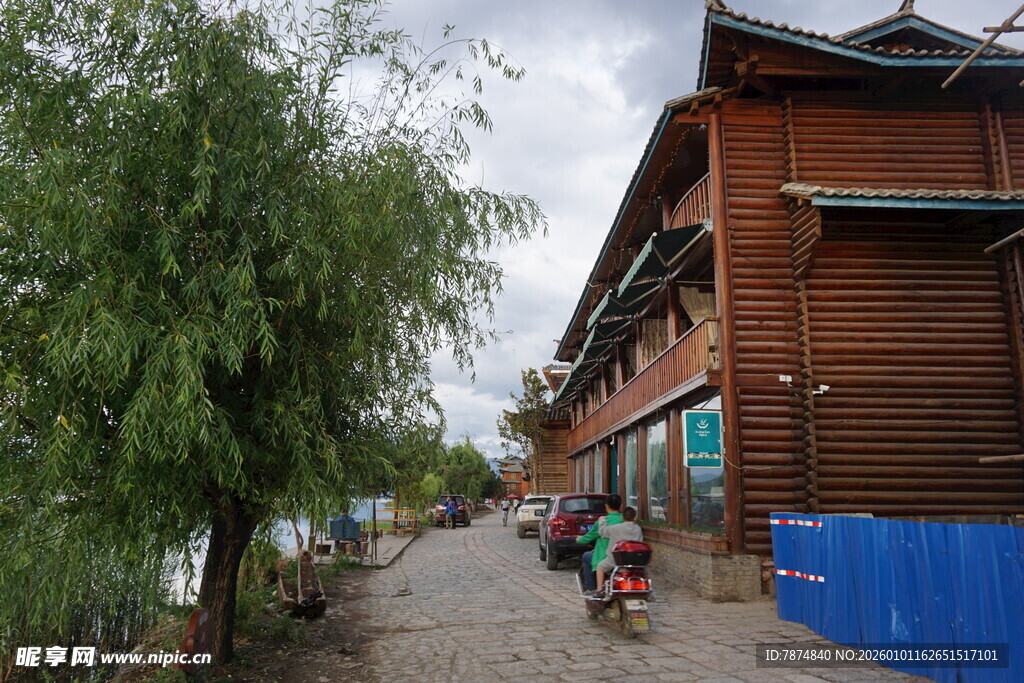 乡村木楼旁的骑行小路