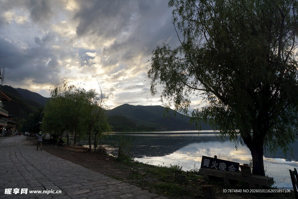 湖畔黄昏美景