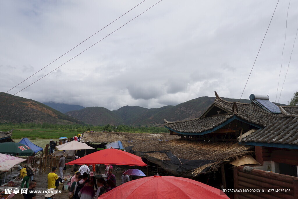 雨中藏式村落景象