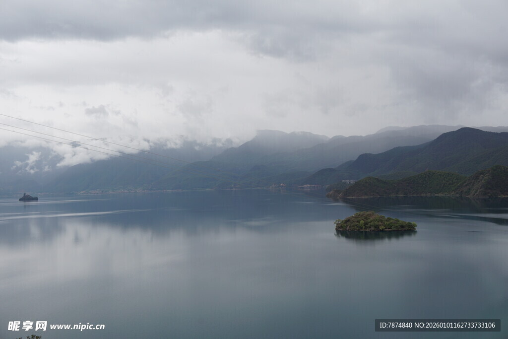 云雾缭绕的静谧湖中小岛