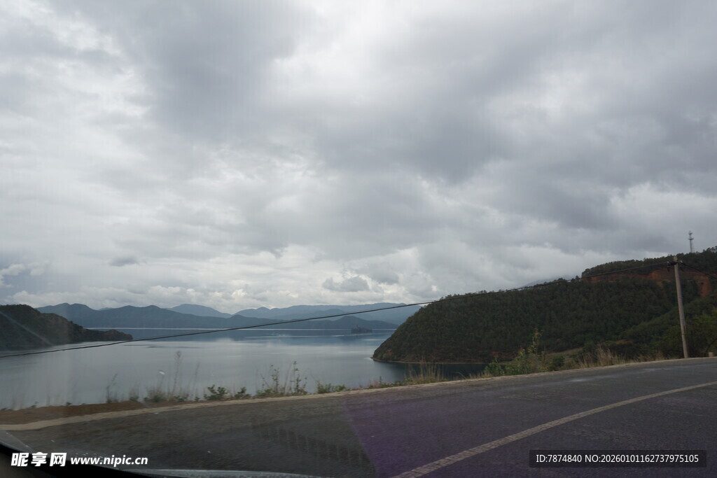 公路旁的湖景与多云天空