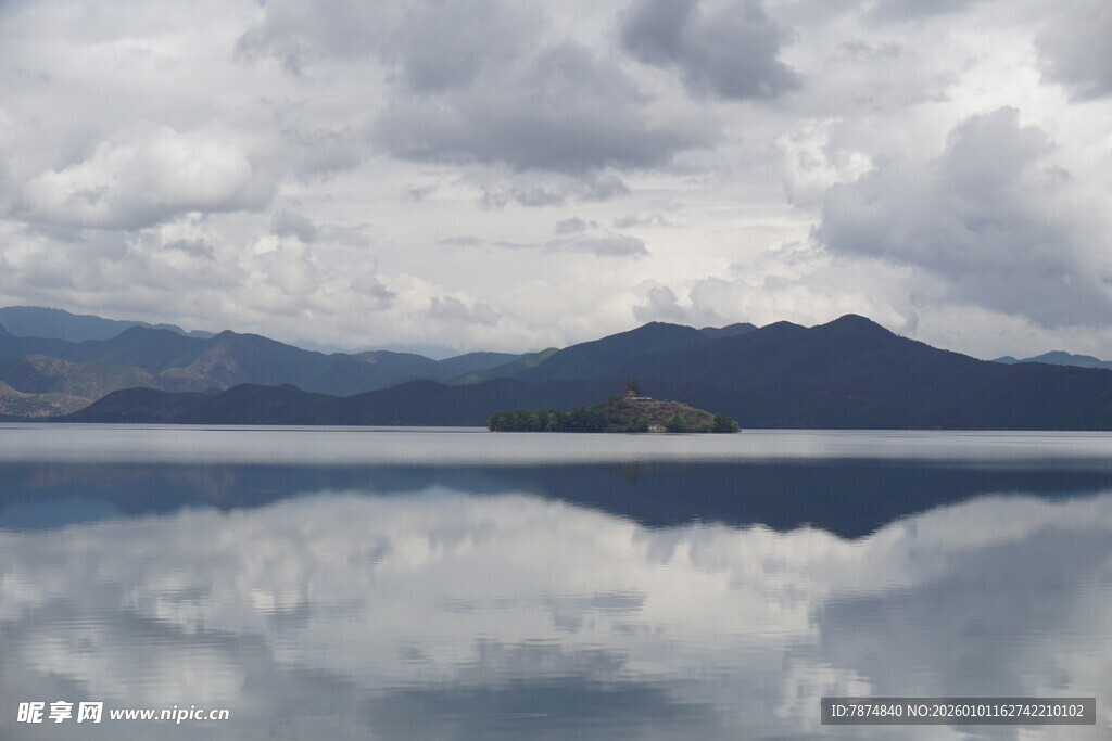 平静湖面映山峦与云景