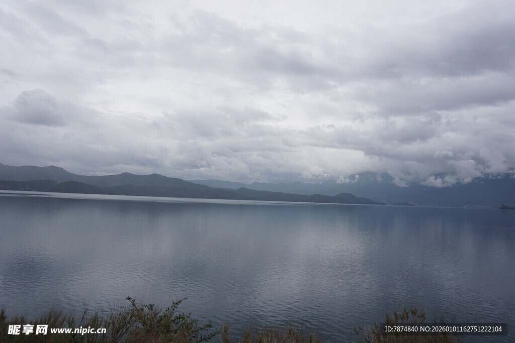 宁静湖面与远方云雾山峦