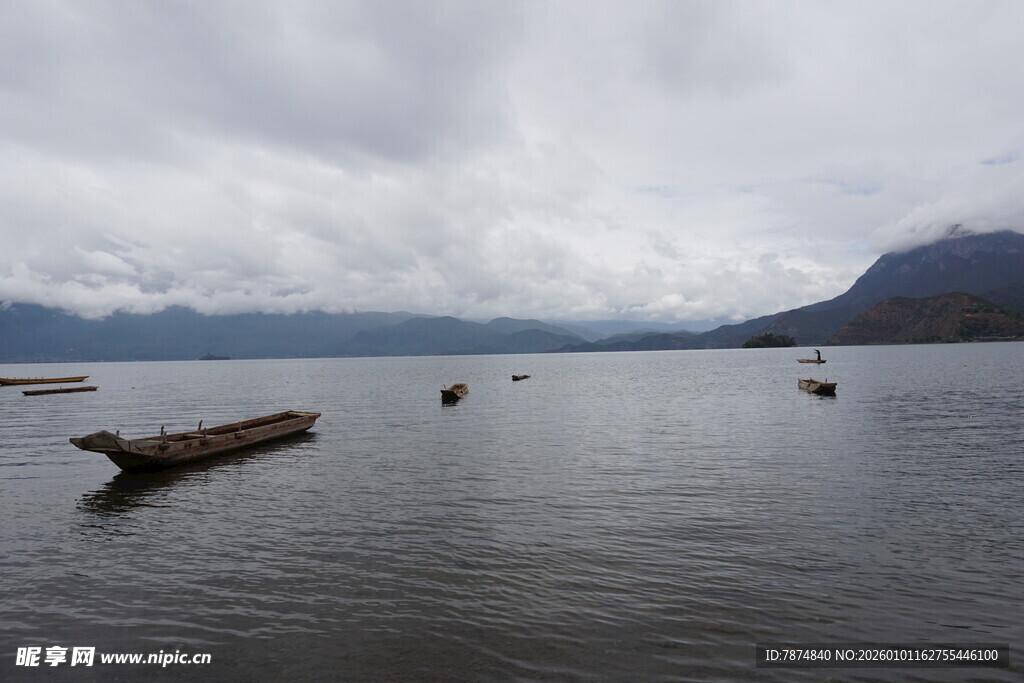 宁静湖面漂浮的朽木
