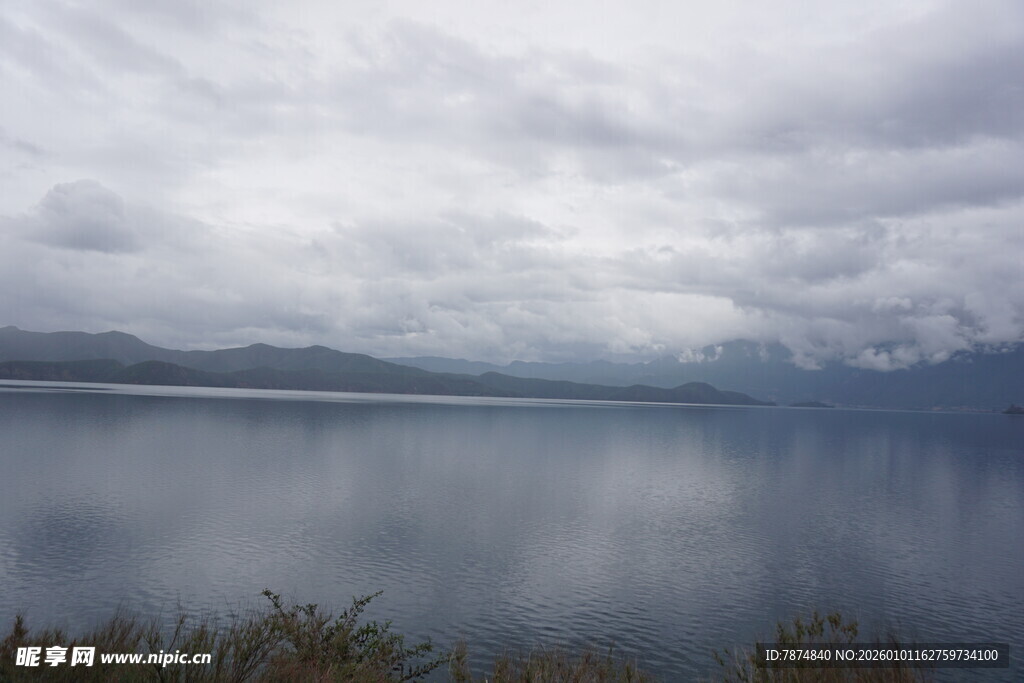 宁静湖面与远方云雾缭绕