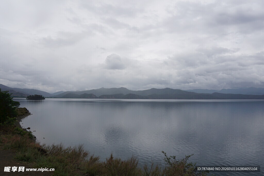宁静湖畔 云雾缭绕之景