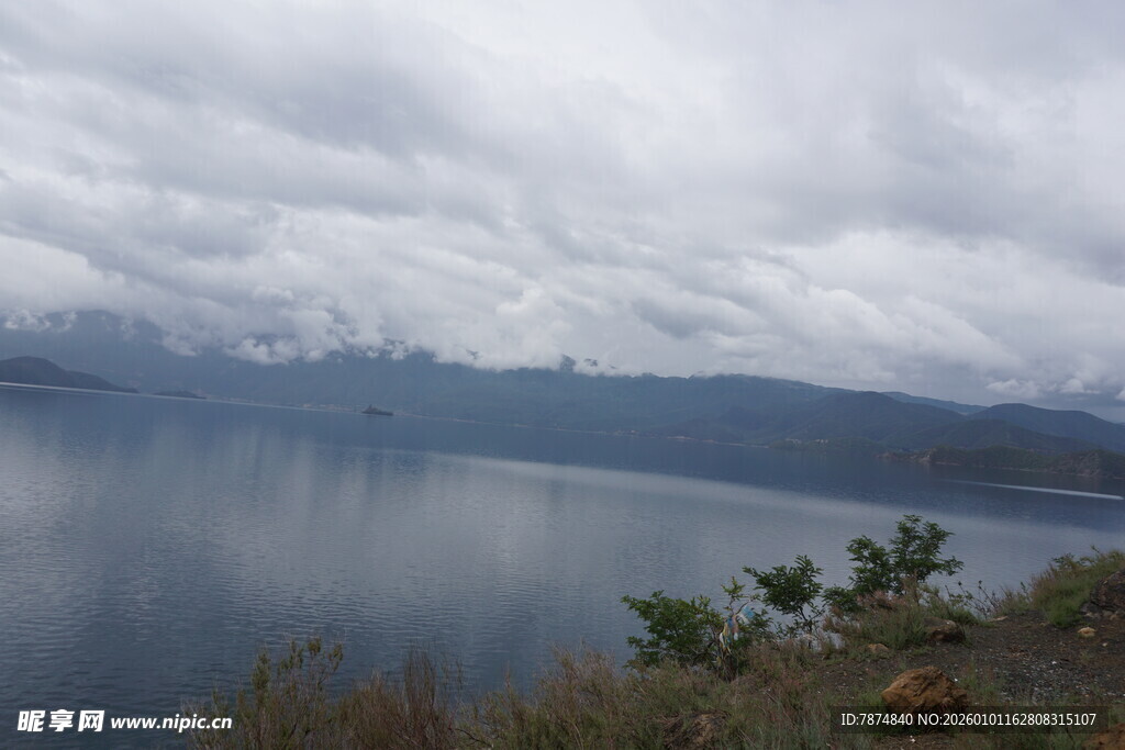 云雾笼罩下的静谧湖景