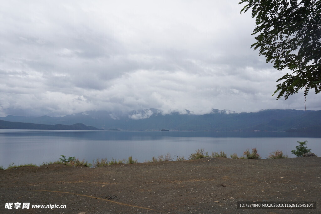 湖畔云景 自然宁静之美
