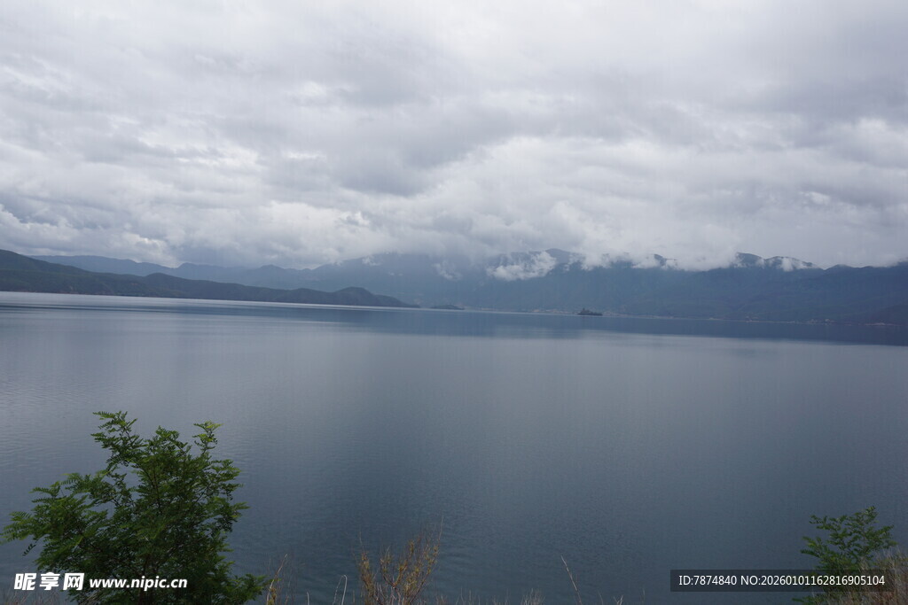 云雾笼罩下的静谧湖泊