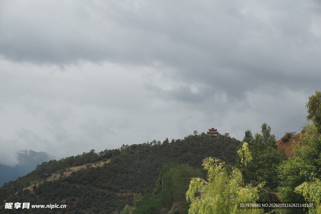 山间云雾缭绕的秀丽景致