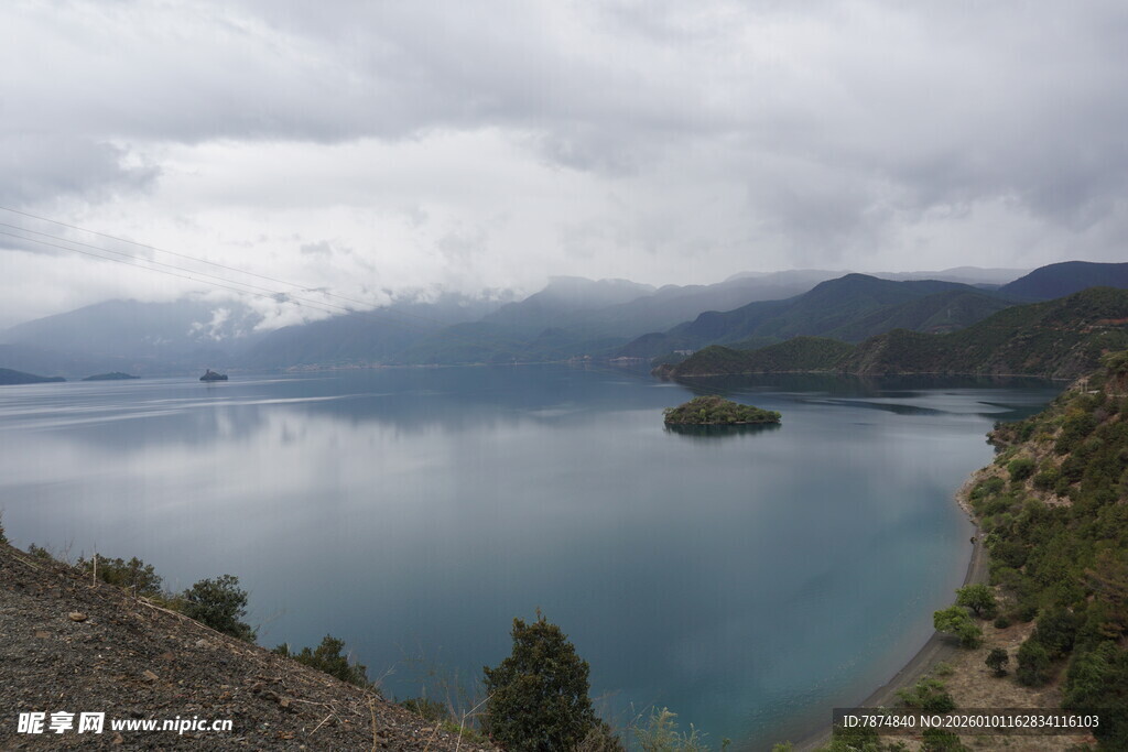 宁静湖畔山水风光美景