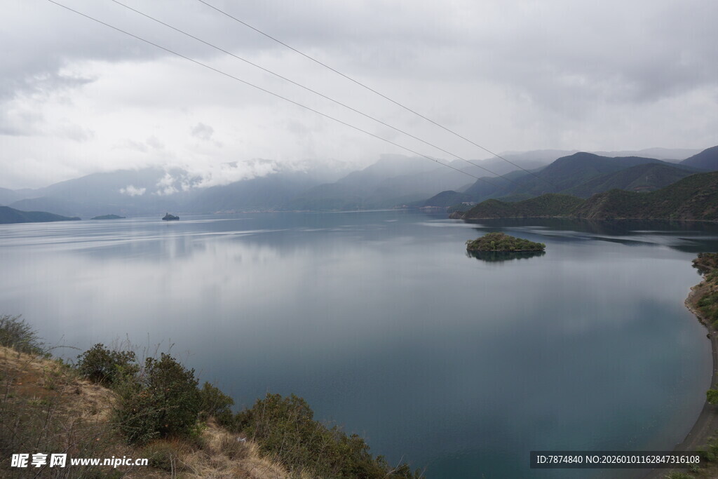 宁静湖景与远山云雾缭绕