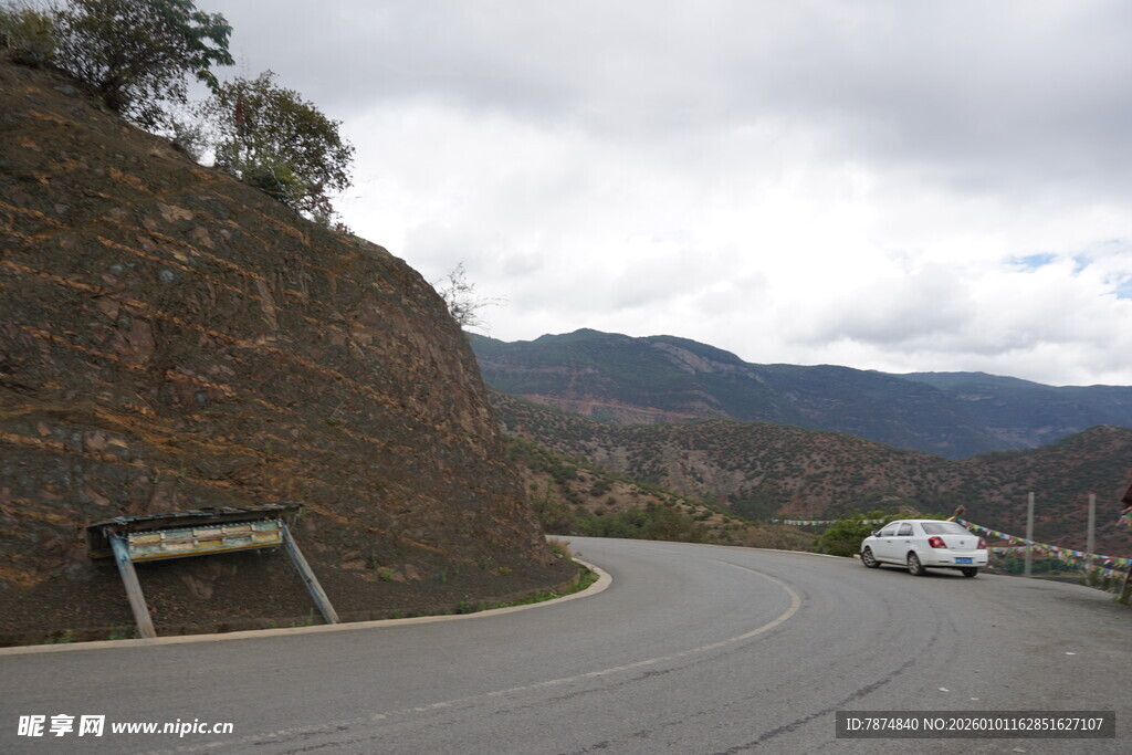蜿蜒山路中的行驶车辆