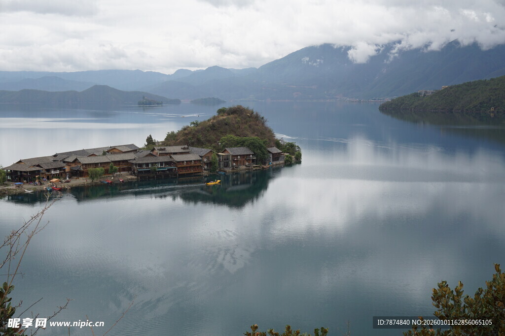 宁静湖畔岛屿风光