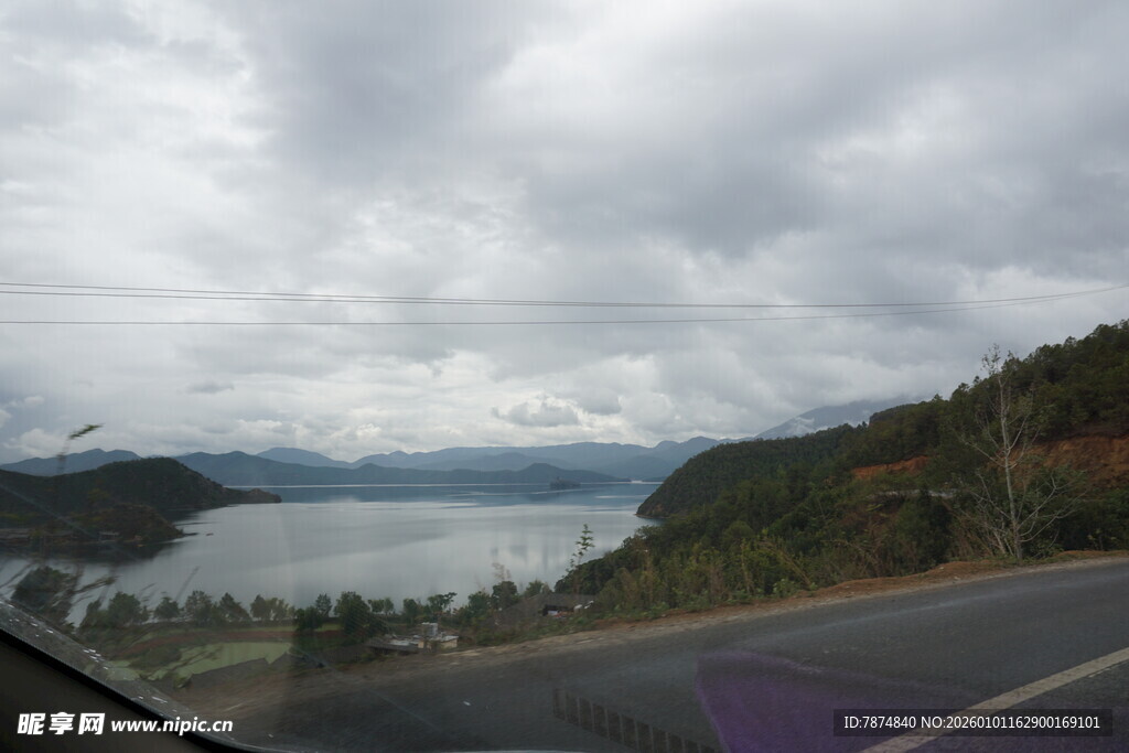 车窗外的湖光山色美景