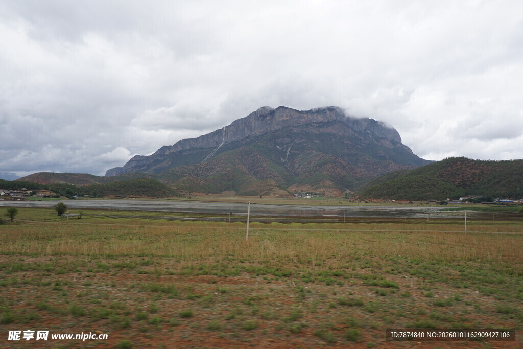 草原上的巍峨远山