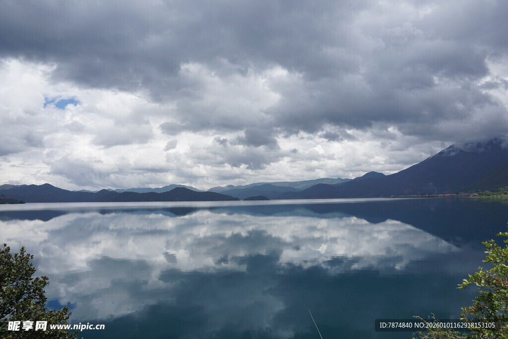 宁静湖景与远方山峦