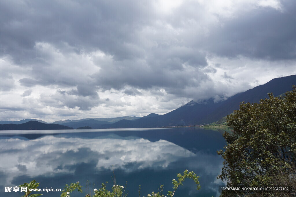 宁静湖面与远处山峦美景