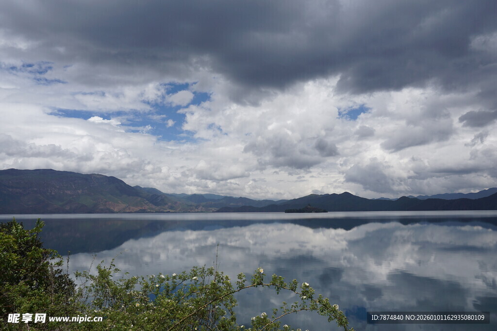 宁静湖面与低垂乌云之景