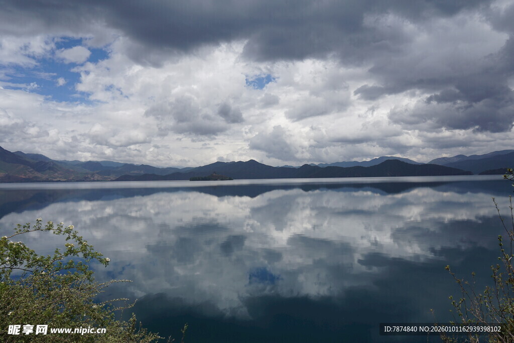 宁静湖面与天空的倒影美景