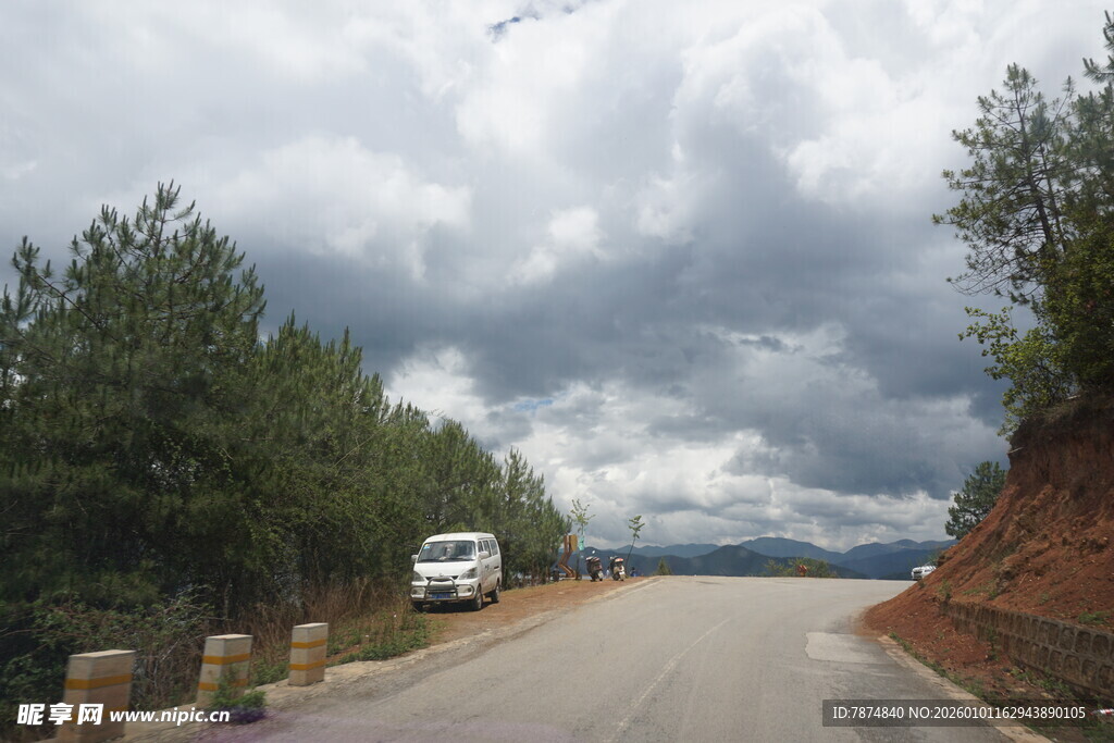 公路上行驶的白色车辆