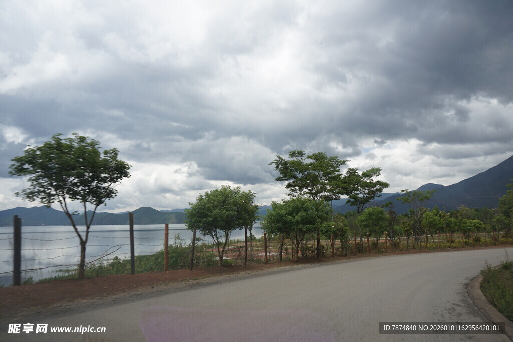 蜿蜒公路旁的湖山风光