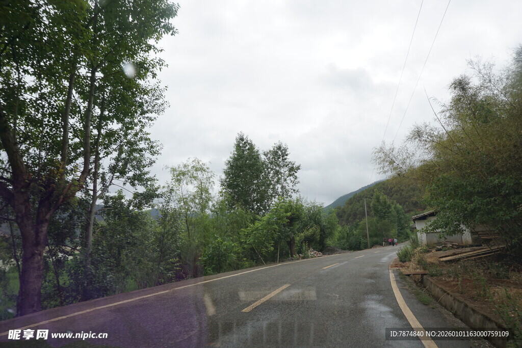 蜿蜒山间公路 绿树相伴