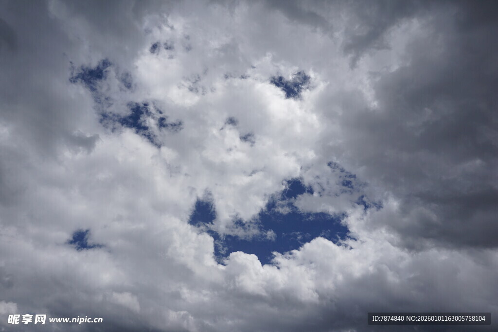 云层缝隙中的蓝天景观