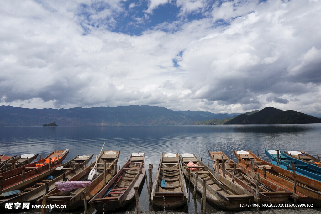 湖畔停泊多彩船只美景