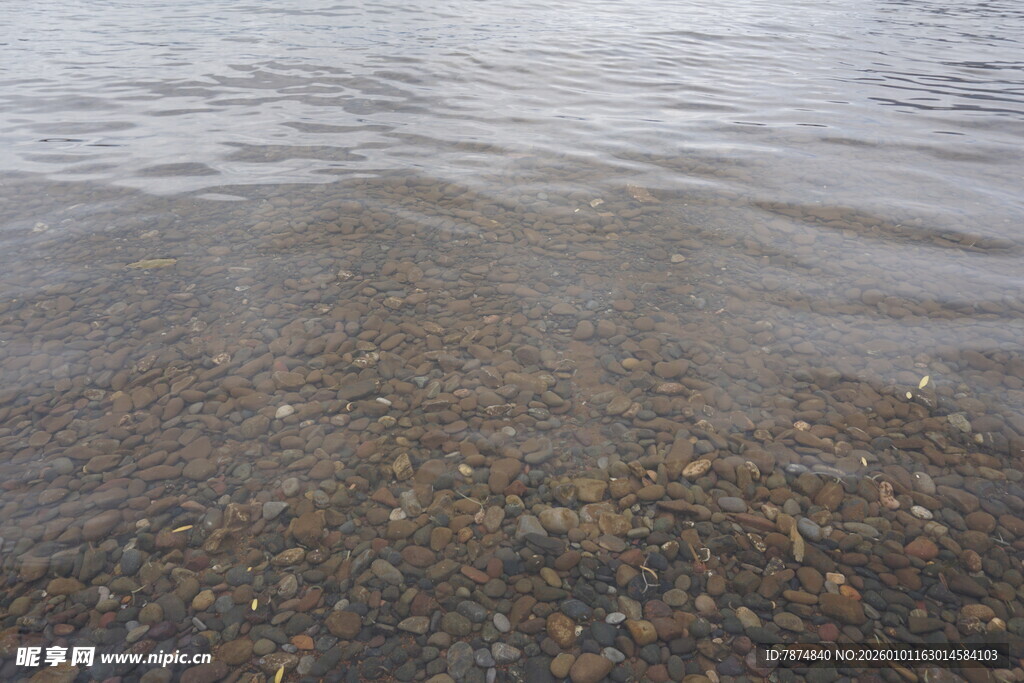 浅滩上的水波与碎石